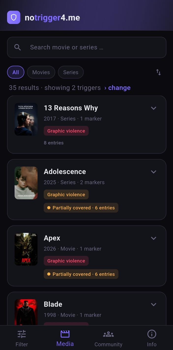 App-Screenshot: Medienliste mit Titeln, Trigger-Badges und Abdeckungs-Hinweisen